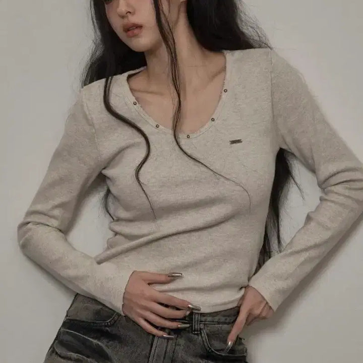[SOLD OUT] 카키포인트 데미지 스터드 티셔츠 (베이지)