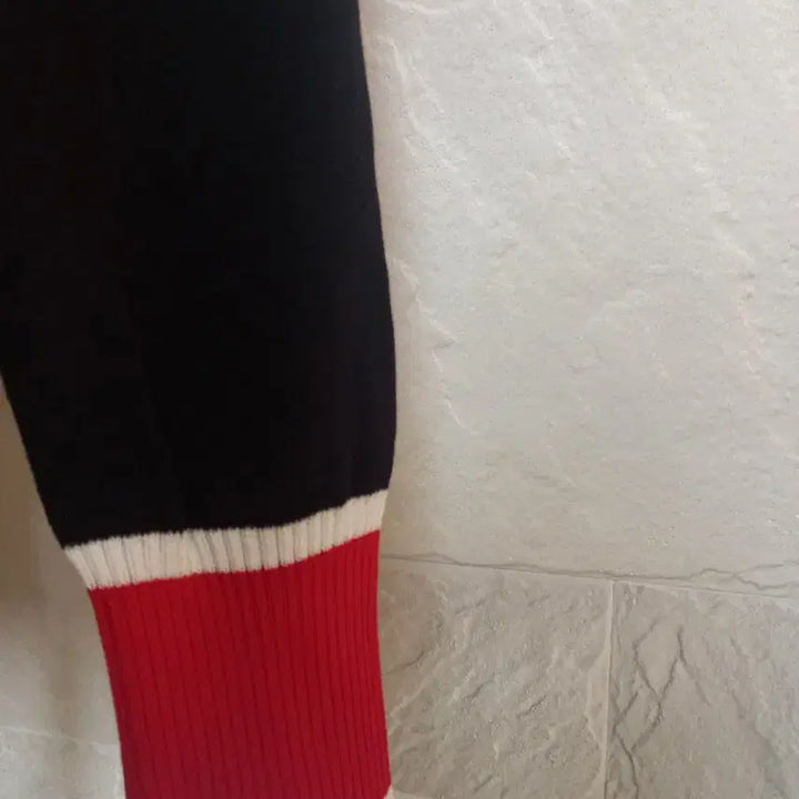 [BUNJANG] Black and Gold Button Knit Cardigan / 블랙 금장 단추 배색 가디건