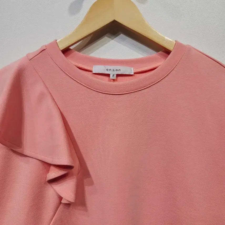 [BUNJANG] On & On Pink Ruffle Point Short Sleeve Top / on & on 온앤온 핑크 러플 포인트 반팔티