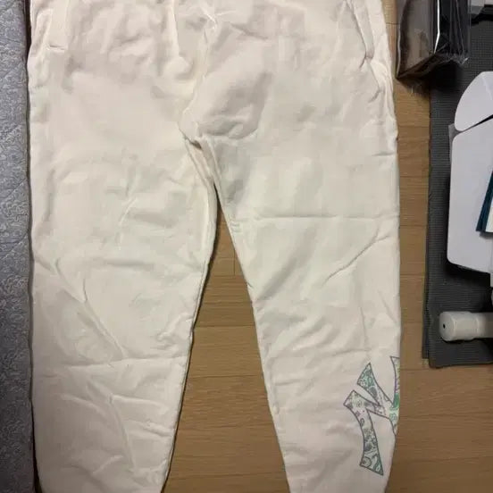 [BUNJANG] MLB Yankees Ivory Jogger Pants / MLB조거팬츠 아이보리 L사이즈