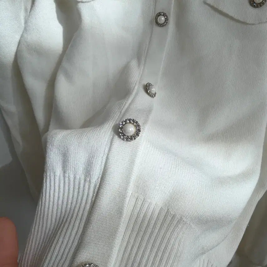 [BUNJANG] BURU N JUDY White Pearl Button Knit Sweater / BURU N JUDY 화이트 진주 단추 니트 (새제품)