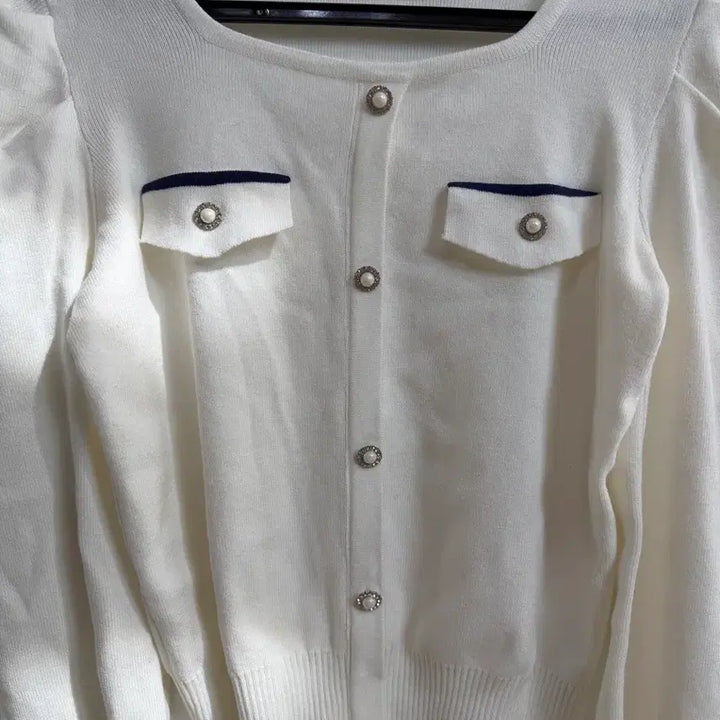 [BUNJANG] BURU N JUDY White Pearl Button Knit Sweater / BURU N JUDY 화이트 진주 단추 니트 (새제품)