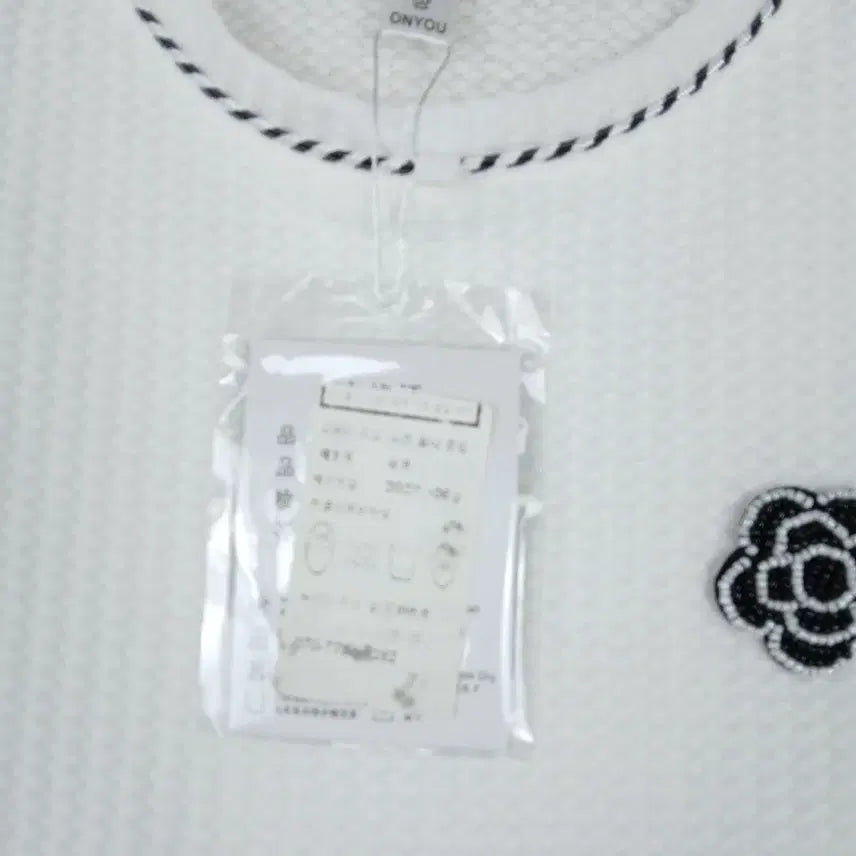 [BUNJANG] Onew Floral Knit Long Sleeve Shirt (Size 90) / ONYOU 여성  플라워 장식 니트 긴팔 티셔츠(90)