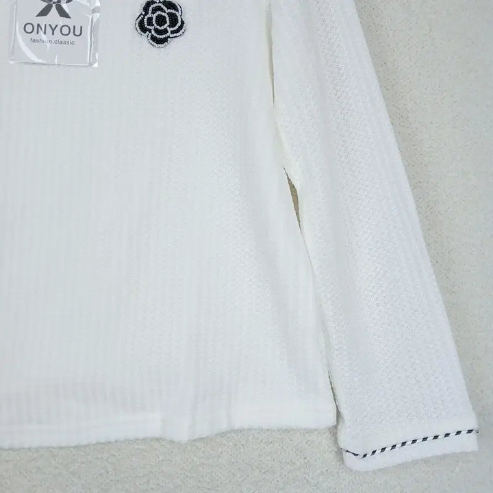 [BUNJANG] Onew Floral Knit Long Sleeve Shirt (Size 90) / ONYOU 여성  플라워 장식 니트 긴팔 티셔츠(90)