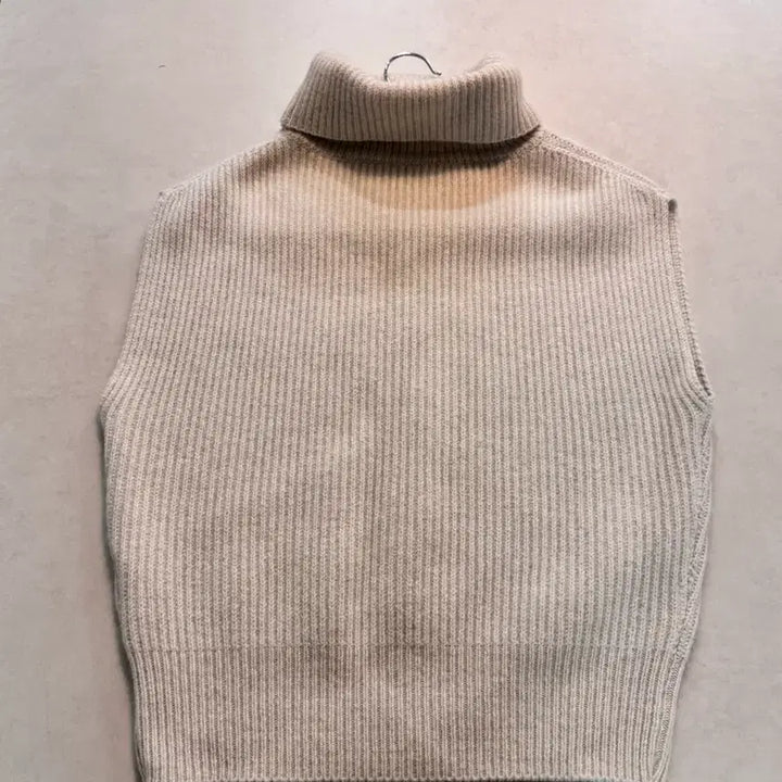 [BUNJANG] Soiree Raccoon Cashmere Turtleneck Knit Ivory / 쏘이르 라쿤 캐시미어 터틀넥 니트 아이보리