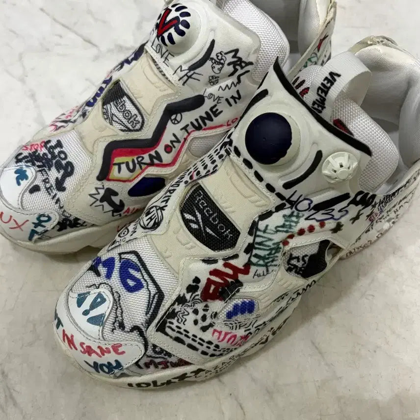 [BUNJANG] Vetements Reebok Graffiti Fury Sneakers / 베트멍 리복낙서퓨리 245