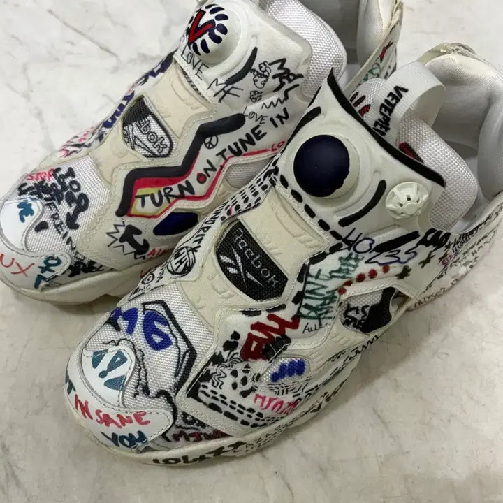 [BUNJANG] Vetements Reebok Graffiti Fury Sneakers / 베트멍 리복낙서퓨리 245