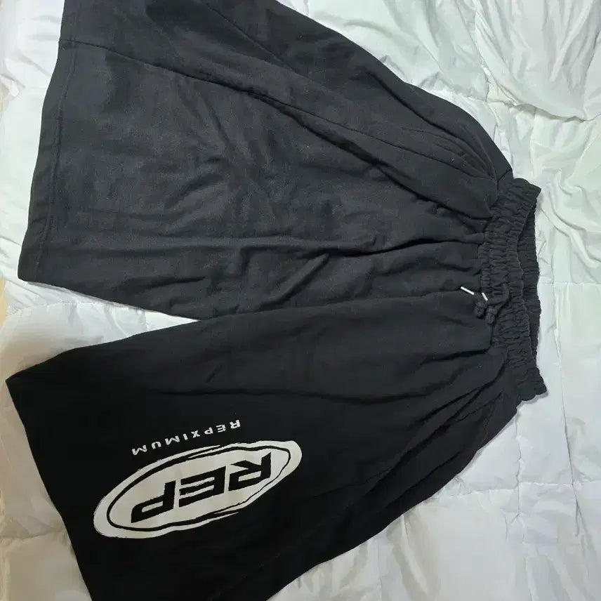 [BUNJANG] Leepsium Super Wide Long Bermuda Pants Black / 렙시멈 사이드라인 슈퍼 와이드 롱 버뮤다 팬츠 블랙