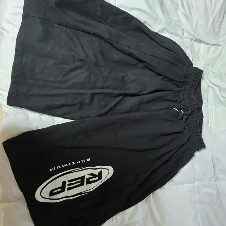 [BUNJANG] Leepsium Super Wide Long Bermuda Pants Black / 렙시멈 사이드라인 슈퍼 와이드 롱 버뮤다 팬츠 블랙