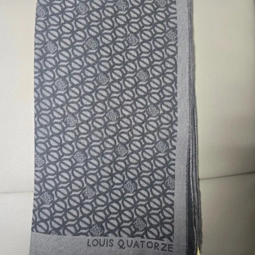 [BUNJANG] Louis Quatorze Gray Patterned Wool Scarf / 드라이클리닝완료 정가이하급처)루이까또즈 그레이 패턴 머플러