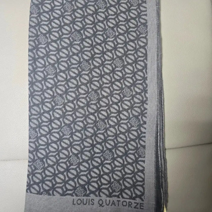 [BUNJANG] Louis Quatorze Gray Patterned Wool Scarf / 드라이클리닝완료 정가이하급처)루이까또즈 그레이 패턴 머플러