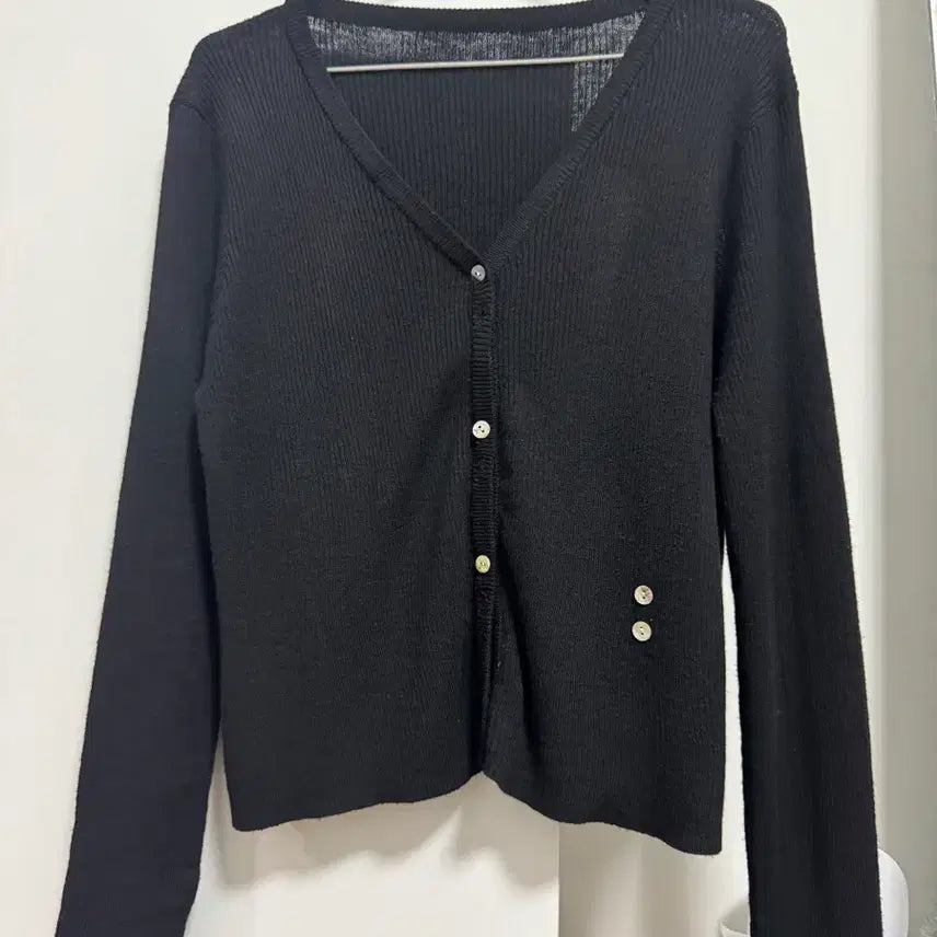 [BUNJANG] Avely V-neck Summer Cardigan / 에이블리 니트 브이넥 썸머 가디건 버튼 포인트 블랙