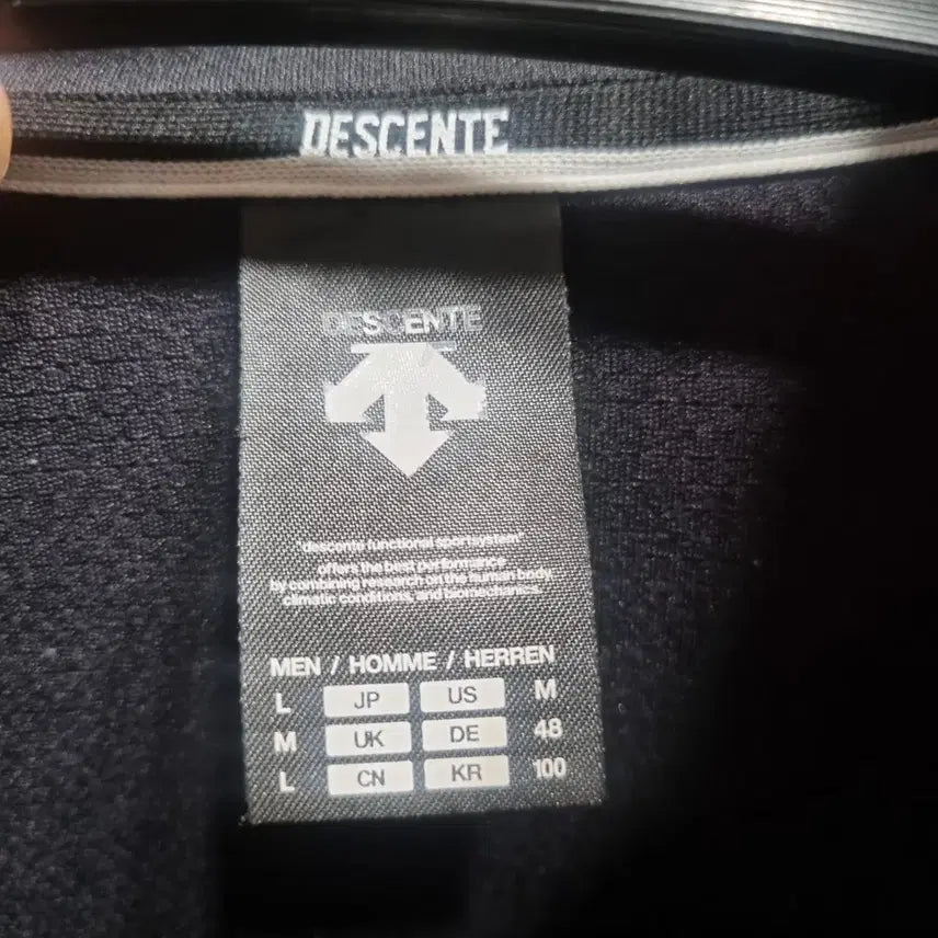 [BUNJANG] Descente Black Half-Zip Hoodie / 데상트 블랙 하프집업 후드티