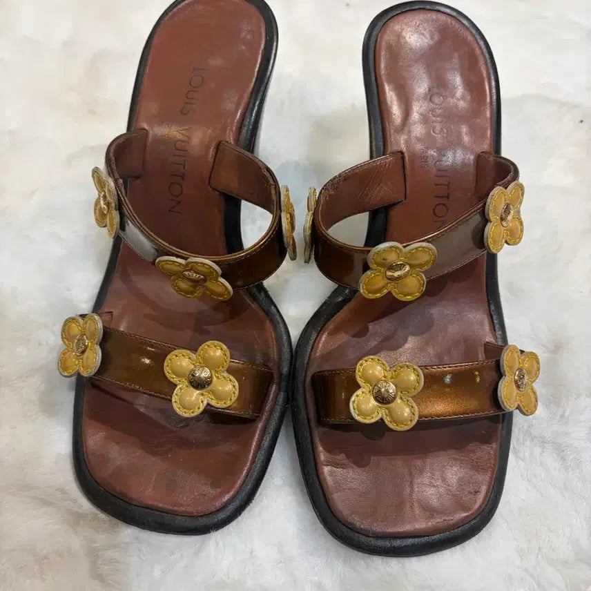 [BUNJANG] Louis Vuitton Flower Embellished Brown Sandals / 루이비통 플라워 장식 브라운 샌들