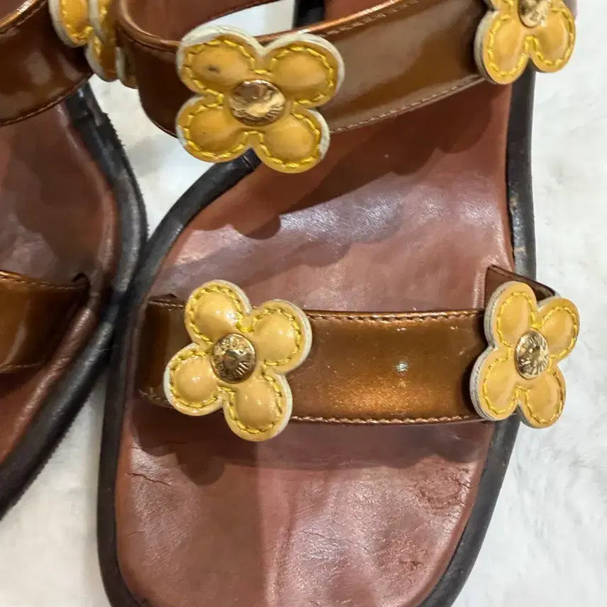 [BUNJANG] Louis Vuitton Flower Embellished Brown Sandals / 루이비통 플라워 장식 브라운 샌들