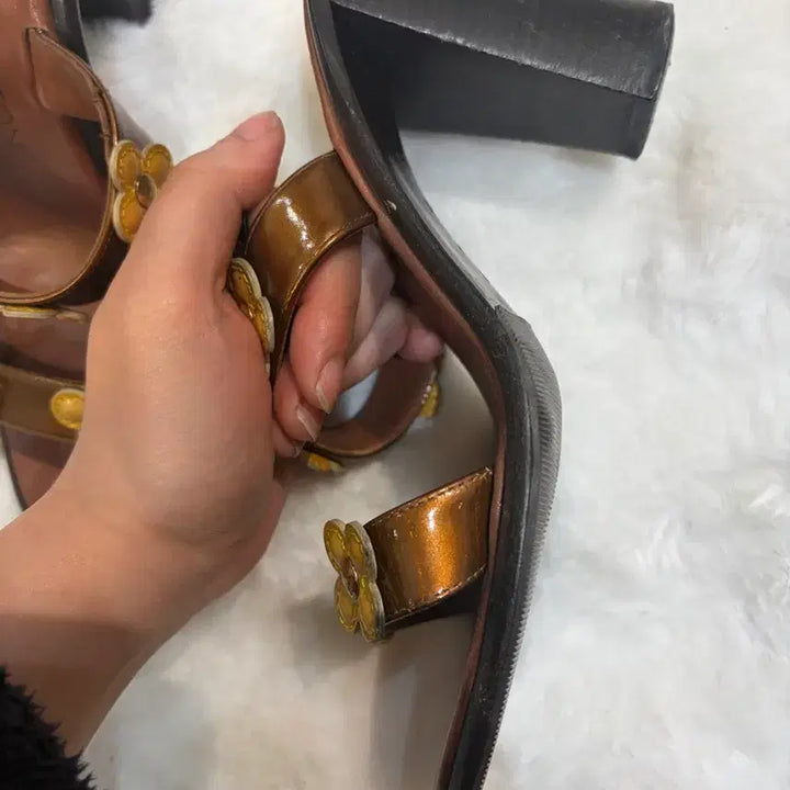 [BUNJANG] Louis Vuitton Flower Embellished Brown Sandals / 루이비통 플라워 장식 브라운 샌들