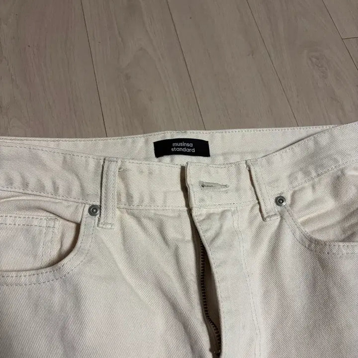 [SOLD OUT] 무신사 스트레이트 데님 팬츠 (크림)