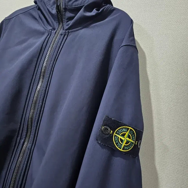 [BUNJANG] Stone Island Soft Shell Hooded Jacket (Size 90/S) / 정품 22SS 스톤아일랜드 소프트 쉘 후드 자켓 90/S