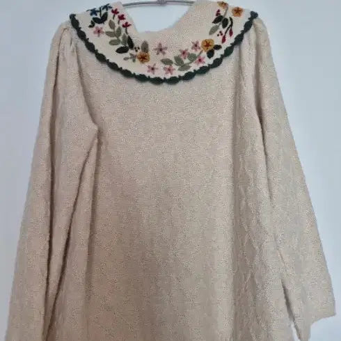 [BUNJANG] Floral Embroidered Collar Knit Top / 플라워 자수 카라 니트 아이보리 77