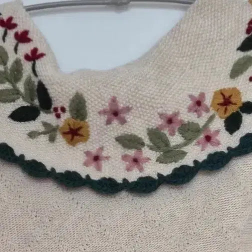 [BUNJANG] Floral Embroidered Collar Knit Top / 플라워 자수 카라 니트 아이보리 77