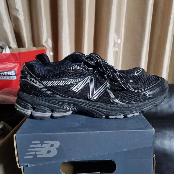 [BUNJANG] New Balance 860v2 Black Grey 275 / 뉴발란스 860v2 블랙 그레이 275