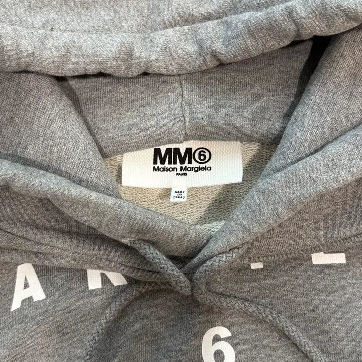 [BUNJANG] MM6 SSENSE 익스클루시브 에디션 크롭 로고 프린팅 후드티 XL / MM6 SSENSE 익스클루시브 에디션 크롭 로고 프린팅 후드티 XL