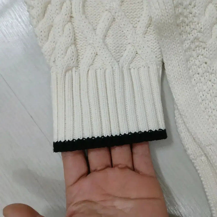 [BUNJANG] LifeWork V-Neck Cable Knit Ivory Sweater / 라이프워크 V넥 케이블 니트 아이보리 정품 105~110