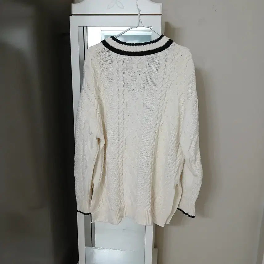 [BUNJANG] LifeWork V-Neck Cable Knit Ivory Sweater / 라이프워크 V넥 케이블 니트 아이보리 정품 105~110