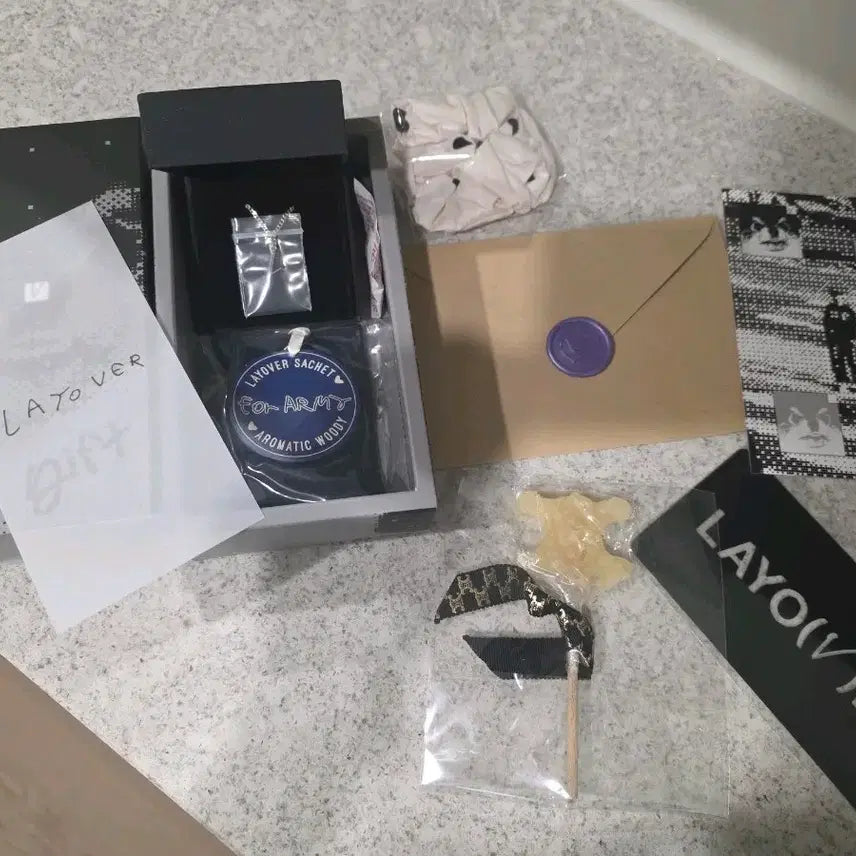 [BUNJANG] V (BTS) LAYOVER Gift Set (Bracelet + Sachet) / LAYOVER 공방 역조공 선물 세트 (팔찌 + 사쉐)