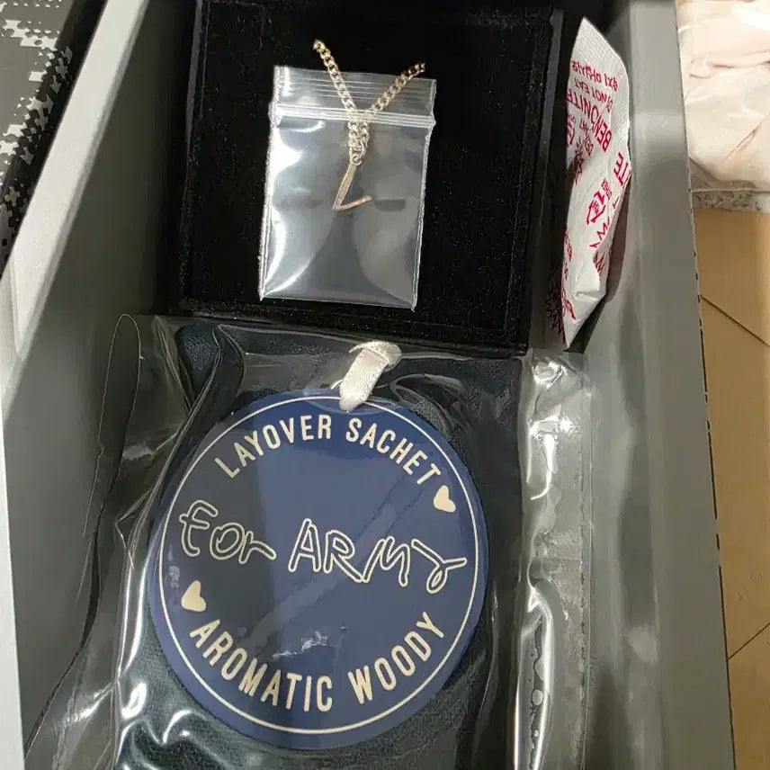 [BUNJANG] V (BTS) LAYOVER Gift Set (Bracelet + Sachet) / LAYOVER 공방 역조공 선물 세트 (팔찌 + 사쉐)