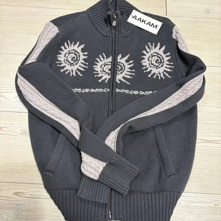 [BUNJANG] A.KHAM Sun Jacquard Zip-Up Sweater / 아캄 Sun Jacquard Zip-Up Sweater (Dark Gra