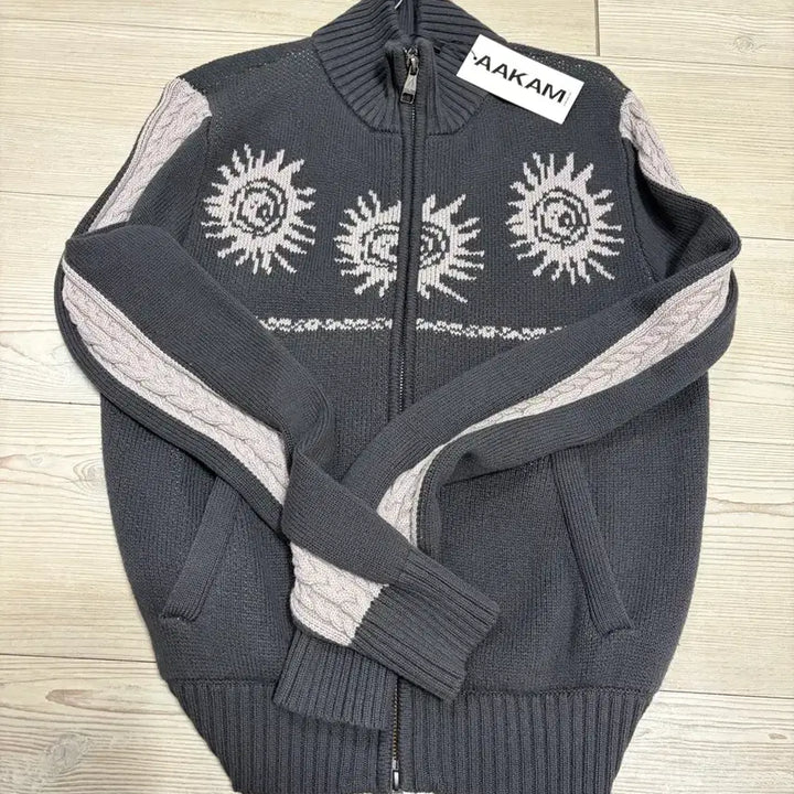 [BUNJANG] A.KHAM Sun Jacquard Zip-Up Sweater / 아캄 Sun Jacquard Zip-Up Sweater (Dark Gra