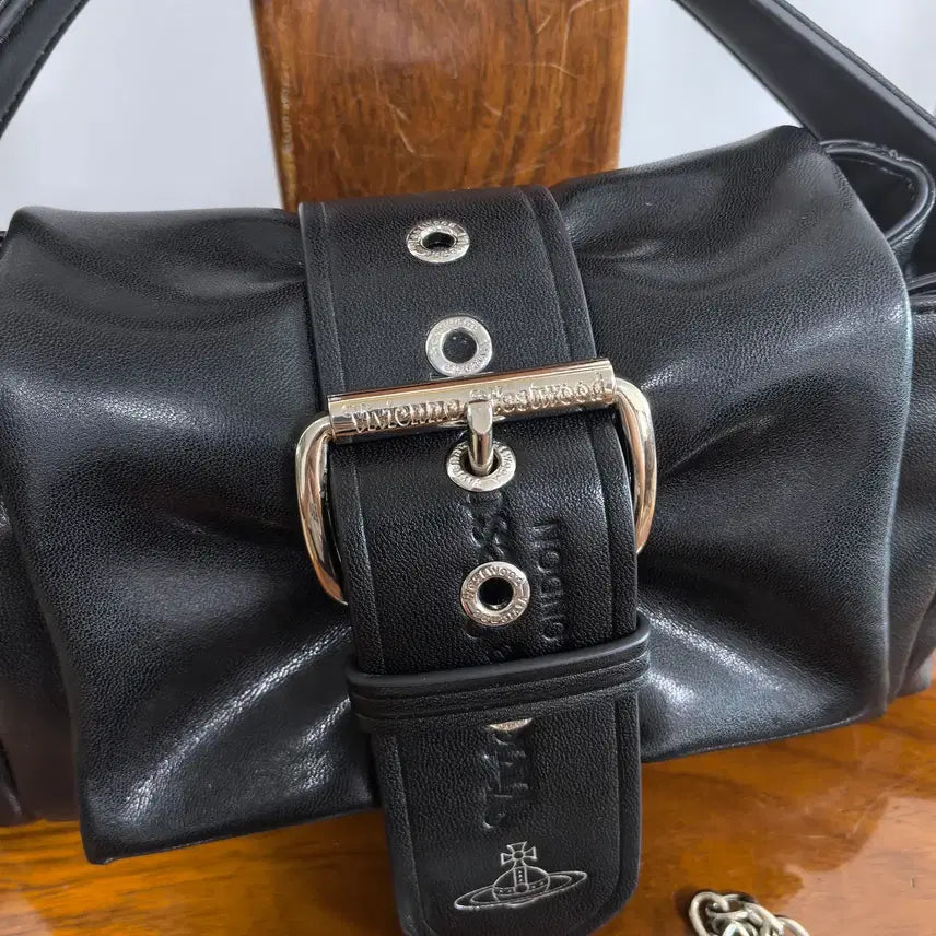[SOLD OUT] 비비안 웨스트우드 숄더백 크로스백 가죽 스몰로고 여성 블랙 체인 포함