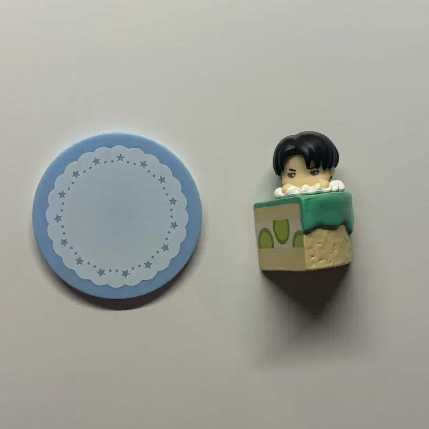 [BUNJANG] Attack on Titan Levi Fuchibas Cake Mini Figure / 진격의 거인 진격거 리바이 푸치바스 케이크 미니 가챠 피규어