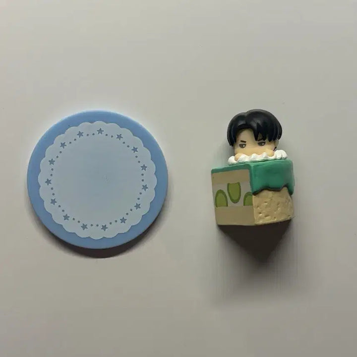 [BUNJANG] Attack on Titan Levi Fuchibas Cake Mini Figure / 진격의 거인 진격거 리바이 푸치바스 케이크 미니 가챠 피규어
