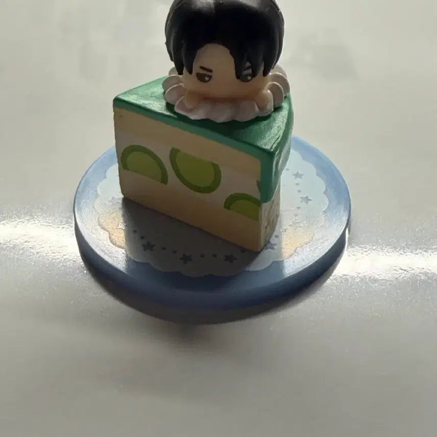 [BUNJANG] Attack on Titan Levi Fuchibas Cake Mini Figure / 진격의 거인 진격거 리바이 푸치바스 케이크 미니 가챠 피규어