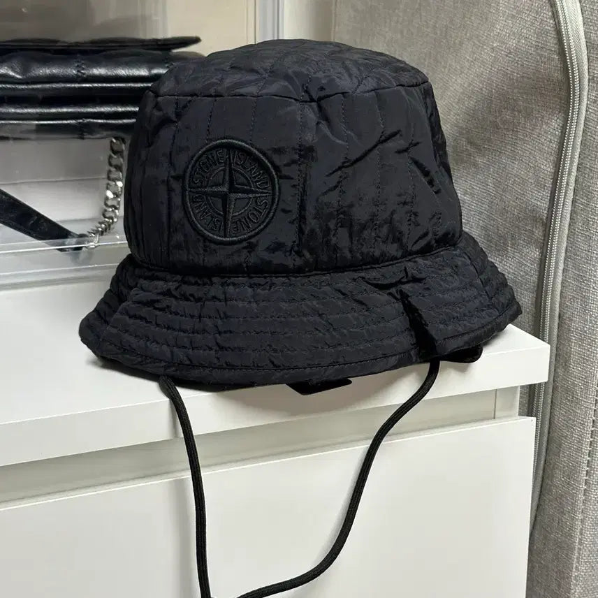 [SOLD OUT] 스톤아일랜드 로고 패디드 버킷햇 22fw XL 새상품