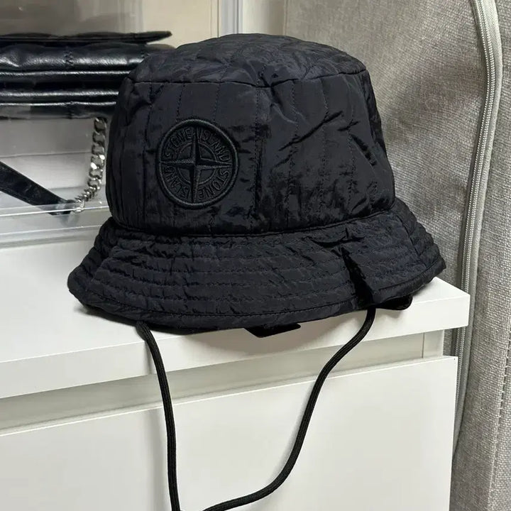 [SOLD OUT] 스톤아일랜드 로고 패디드 버킷햇 22fw XL 새상품