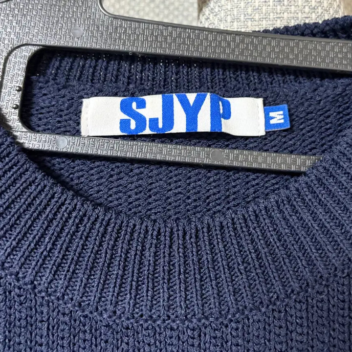 [SOLD OUT] SJYP 로고 자수 니트 스웨터 M 새상품