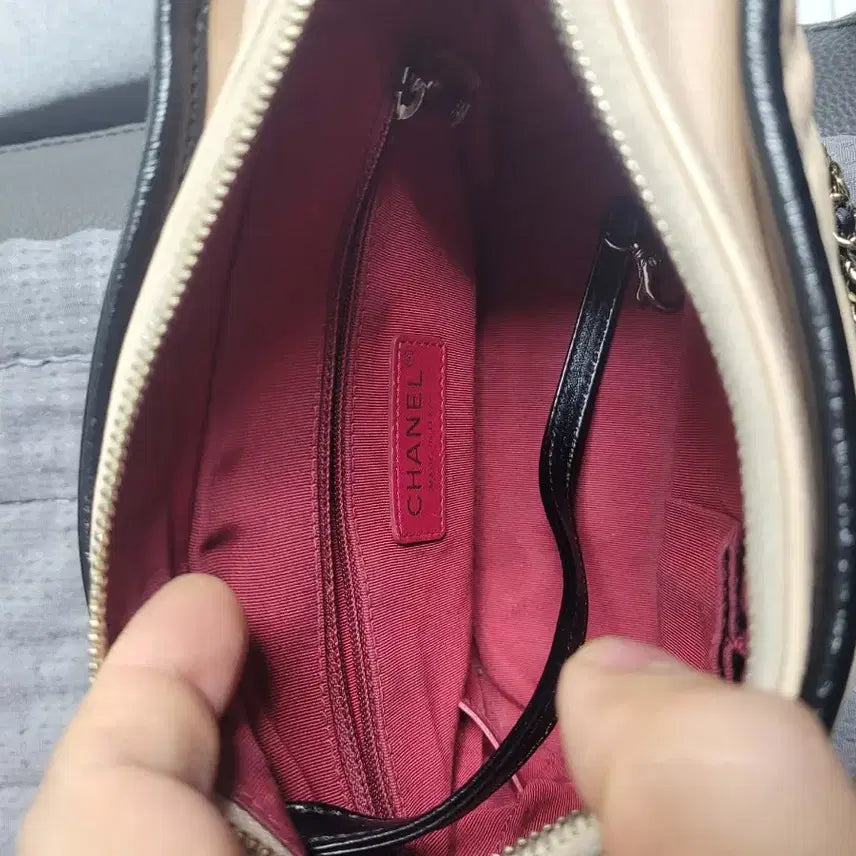 [BUNJANG] Gabrielle Hobo Bag Beige Black Chain / 샤넬 가브리엘 호보백 베이지 블랙 체인