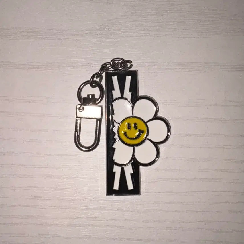 [BUNJANG] LE SSERAFIM Wiggle Wiggle Keyring / 르세라핌 x 위글위글 키링