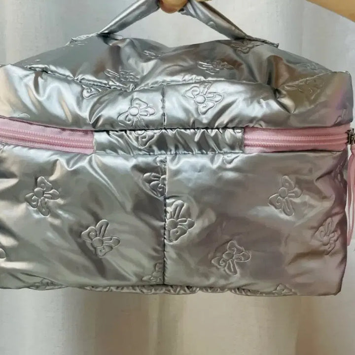 [BUNJANG] Hello Kitty Silver Quilted Pouch (Large) / 새상품) 헬로키티 실버 퀼팅 파우치 라지사이즈