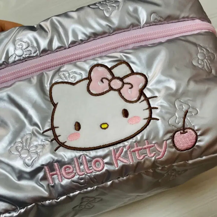 [BUNJANG] Hello Kitty Silver Quilted Pouch (Large) / 새상품) 헬로키티 실버 퀼팅 파우치 라지사이즈