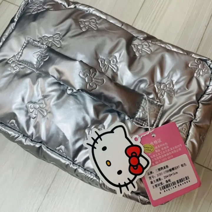 [BUNJANG] Hello Kitty Silver Quilted Pouch (Large) / 새상품) 헬로키티 실버 퀼팅 파우치 라지사이즈
