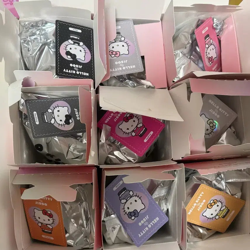 [BUNJANG] Hello Kitty Jisoo Keyring / 헬로키티 지수 키링 블라인드백 아이보리