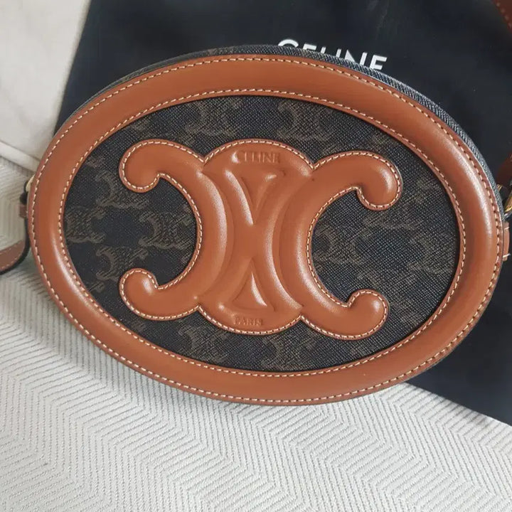 [BUNJANG] Celine Triomphe Oval Bag Large Triomphe Canvas and Calfskin / 셀린느 퀴르 트리옹프 오벌백 라지  트리옹프 캔버스 카프스킨 정품