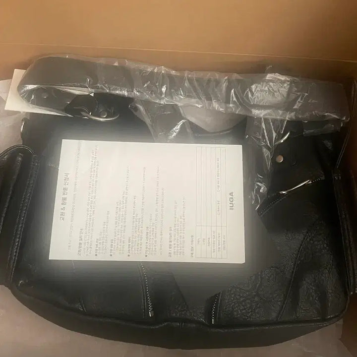 [BUNJANG] Iuga Macaras Leather Shoulder Bag - Black (Sealed) / 이우가마카라스 레더 숄더백 블랙 새상품