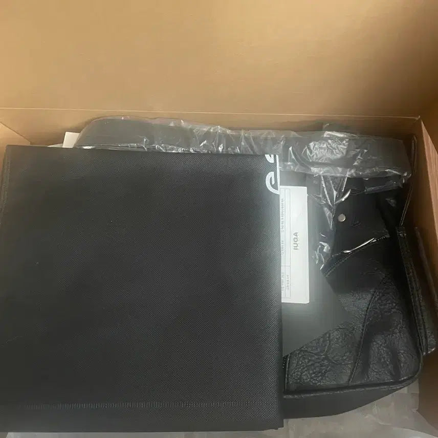 [BUNJANG] Iuga Macaras Leather Shoulder Bag - Black (Sealed) / 이우가마카라스 레더 숄더백 블랙 새상품