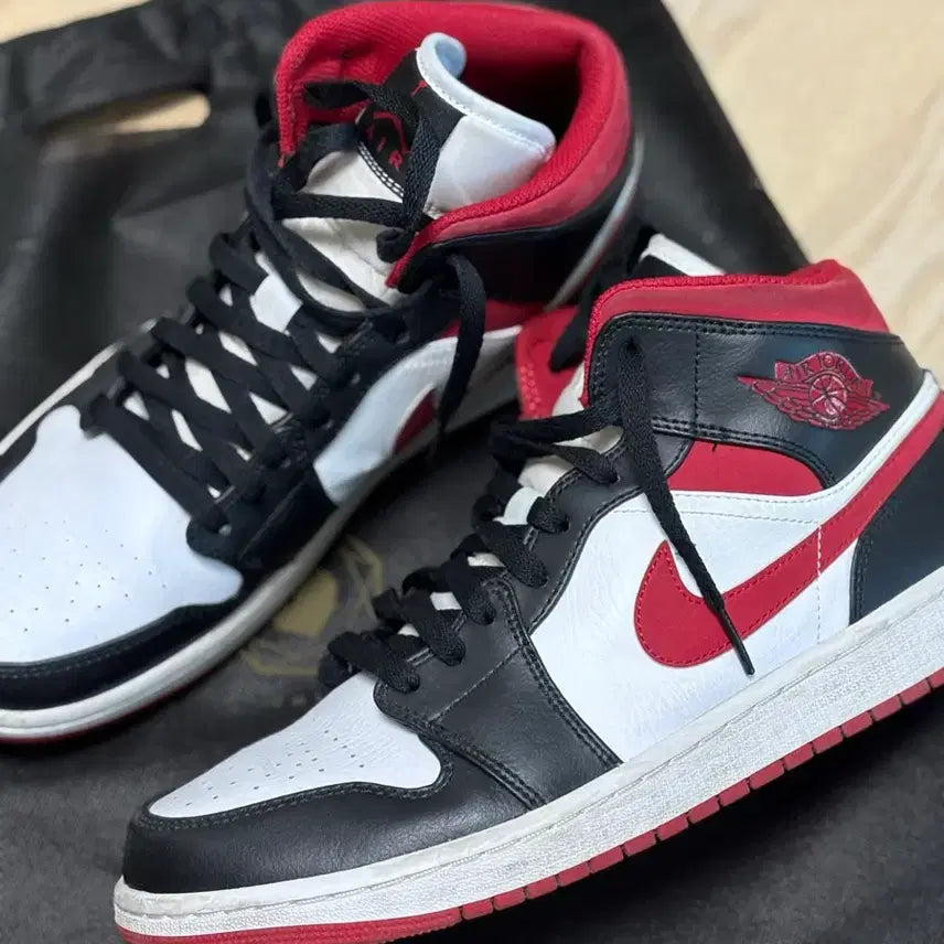 [SOLD OUT] 나이키 에어 조던 1 미드 짐레드/블랙/화이트