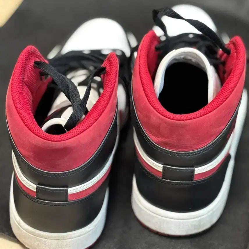 [SOLD OUT] 나이키 에어 조던 1 미드 짐레드/블랙/화이트